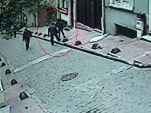 Beyoğlu’ndaki Kadına Bıçaklı Saldırı Kamerada