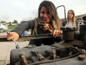 Ojeli Elleriyle Tamir Ettikleri Traktörü Topuklu Ayakkabılarıyla Sürdüler