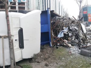 Esenyurt’ta Aşırı Yüklü Tır Devrildi
