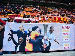 Taraftarlardan Gomis’e Pankartlı Destek