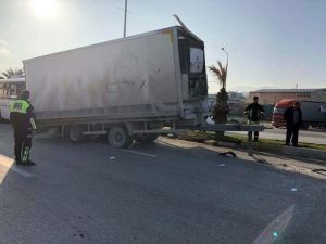 Dorsesi Kopan Tır Zincirleme Kazaya Yol Açtı: 16 Yaralı