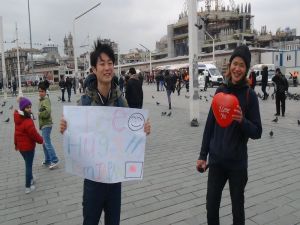 Japon Turistlerden Taksim’de "Sarılmak Bedava" Etkinliği