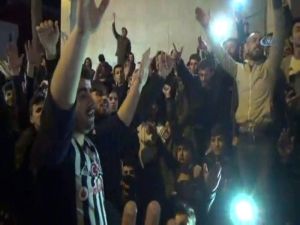 Beşiktaş Taraftarı Derbi Galibiyetini Çarşı’da Kutladı
