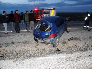 Direğe Çarpan Otomobil 2 Gence Mezar Oldu