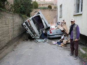 Kamyonet Otomobilin Üzerine Düştü