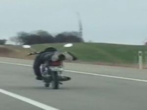 Motosiklet Üzerinde Tehlikeli Yolculuk