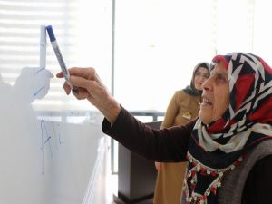 86 Yaşında Okuma-yazma Öğreniyor