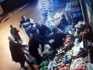 Yerde Hareketsiz Yatan Adamı Öldüresiye Dövdüler