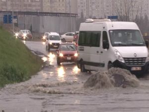 Yollar Göle Döndü, Sürücüler Zor Anlar Yaşadı