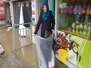 Evini Su Bastı, Poşet Giyerek Suya Girdi