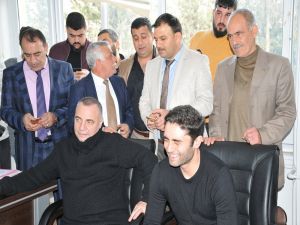 Ünlü Oyuncular Fatma Avlar’ın Sırasına Karanfil Bıraktı