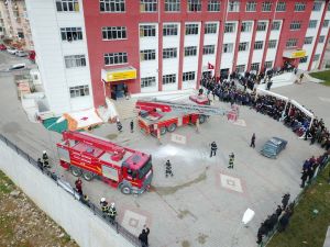 Öğrencilerin Gözü Önünde 3’üncü Kattan Aşağı Atladı