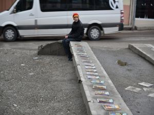 Yakılsın Diye Verilen Kitapları Satarak Harçlığını Çıkartıyor