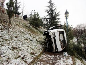 Kamyonet Parka Düştü: 2’si Çocuk 3 Yaralı