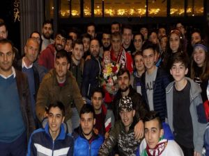Ttaraftarlar Şenol Güneş’i Ziyaret Ederek Çiçek Verdi
