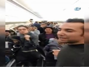 Yolcular Uçakta Sinir Krizi Geçirdi