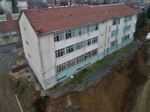 Korkutan Manzara: Lisede Eğitim Sürüyor !