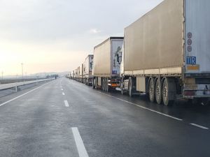 Gümrük Kapısında Ucu Gözükmeyen Tır Kuyruğu