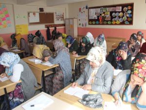 Hakkari’de 5 Bin Kadın Okuma Yazma Öğreniyor