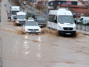 Yollar Göle Döndü: Sürücüler Zor Anlar Yaşadı
