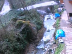 Kamyonet Dereye Böyle Yuvarlandı: 3 Yaralı