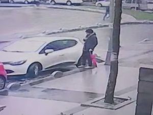 İstanbul’da "Pembe Şemsiyeli Hırsız" Kamerada