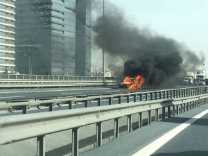 Tem’de Seyir Halindeki Otomobil Alev Alev Yandı