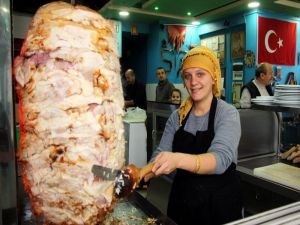 "Yeter Usta" Döner Kesip, Pide Ve Lahmacun Yapıyor