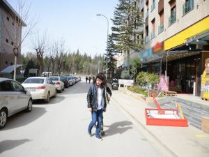 Lodos Nedeniyle Üzerine Tabela Devrilen Genç Kız Yaralandı