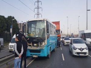 Küçükçekmece’de Tır, Özel Halk Otobüsüne Çarptı: 15 Yaralı