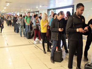 Atatürk Havalimanı’nda Yüzlerce Metrelik Kuyruk