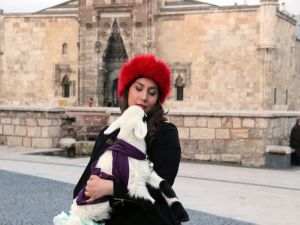 Kuzuyu Evinde ’Bebek’ Gibi Besliyor