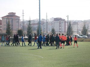 Kadın Futbolcuya Erkek Antrenörden Saldırı