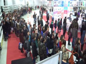 İstiklal Marşı’nı Duyar Duymaz Saygı Duruşuna Geçtiler