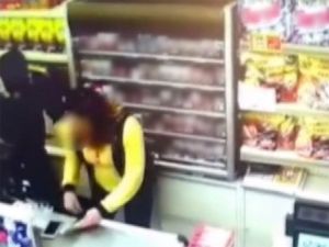 Kadın Kasiyeri Döve Döve Marketi Soydular