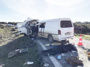 Minibüsle Kamyonet Çarpıştı: 1 Ölü, 9 Yaralı