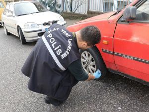 Sevgilisi Terk Edince 30 Aracın Lastiğini Kesti