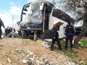 Otobüs Elektrik Direğine Çarptı: 18 Yaralı